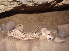 חשד: ניסו לגנוב עצמות מקבר עתיק. ארכיון (צילום: AP)