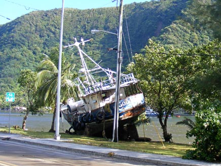 ספינה שנפגעה בצונאמי (צילום: AP)