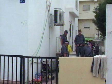 שוטרים בביתו של גואל רצון (צילום: חדשות 2)