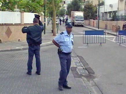 שוטרים בכניסה לרחוב בו גר גואל רצון (צילום: חדשות 2)
