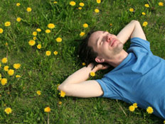 גבר שוכב על הדשא 1 (צילום: istockphoto)