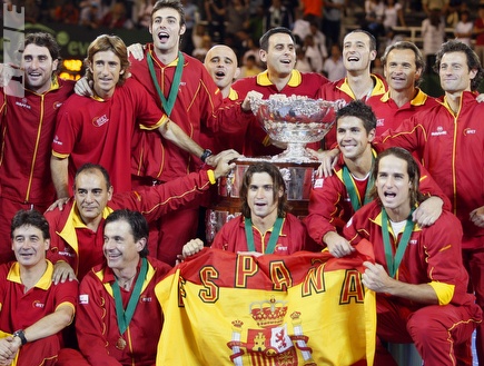 נבחרת ספרד עם גביע דייויס של 2009 (רויטרס) (צילום: מערכת ONE)