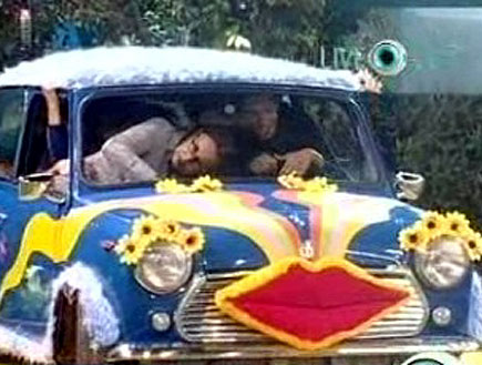 הדיירים יושבים בתוך מכונית מיני מיינור (תמונת AVI: האח הגדול)