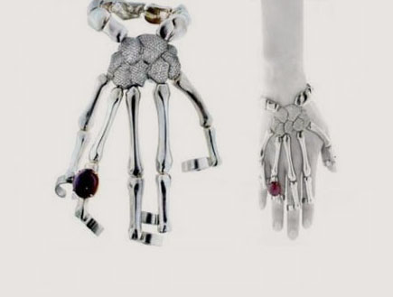 צמיד יד שלדית - אקססוריז ביאזריים (צילום: TheFrisky)