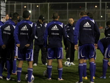 איווניר מתדרך את שחקני הנבחרת במהלך האימון (שי לוי) (צילום: מערכת ONE)