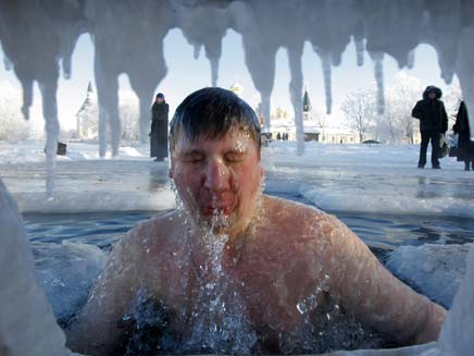 שחיה בקרח (צילום: AP)