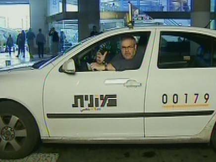 מנחם הורוביץ בודק עלויות מונית (צילום: חדשות 2)