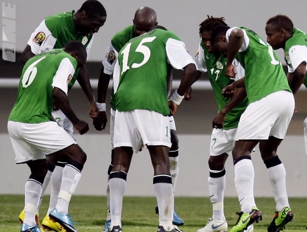 זמביה חוגגת עלייה לרבע הגמר מול ניגריה (רויטרס) (צילום: מערכת ONE)