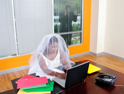 כלה מסתכלת במחשב וחתן עומד בחלון (צילום: Evelyn Peyton, Istock)