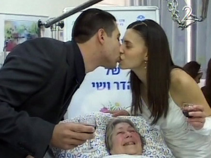 שי והדר - התחתנו בבית החולים לצד מיטת הסבתא (צילום: חדשות 2)