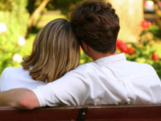 זוג יושב על ספסל בפארק - מקומות לדייטים (צילום: istockphoto)