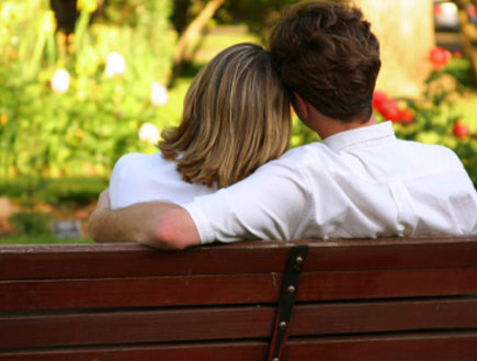 זוג יושב על ספסל בפארק - מקומות לדייטים