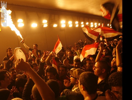 האוהדים המצרים חוגגים בקהיר (רויטרס) (צילום: מערכת ONE)