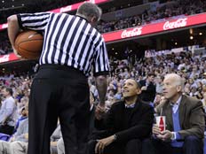 ברק אובמה במשחק כדורסל (צילום: AP)