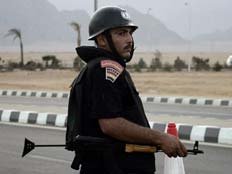 שוטר מצרי (צילום: AP)