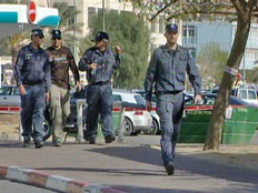 שוטרים סמוך לתחנה המרכזית בבאר שבע (צילום: חדשות 2)