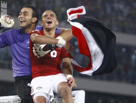 שחקני מצרים חוגגים בסיום המשחק (רויטרס) (צילום: מערכת ONE)