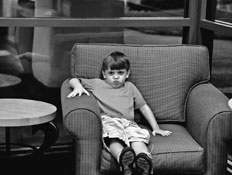 ילד יושב על הכורסא כועס (צילום: istockphoto)