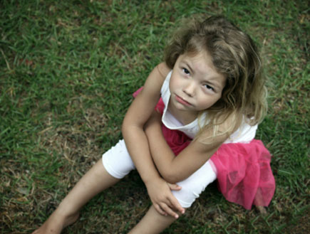 ילדה יושבת על הקרקע כועסת (צילום: istockphoto)