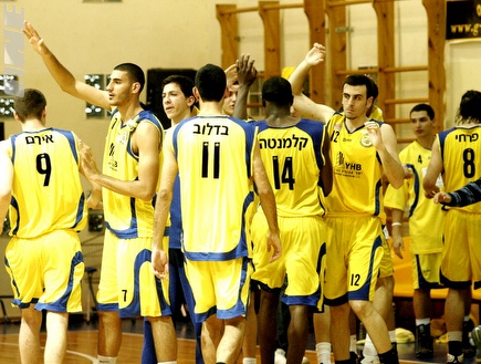 שחקני אשדוד חוגגים עליה לחצי הגמר (אמיר לוי) (צילום: מערכת ONE)