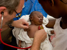 תינוק מההריסות בהאיטי 1 (צילום: Handout, GettyImages IL)