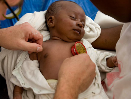 תינוק מההריסות בהאיטי 1 (צילום: Handout, GettyImages IL)