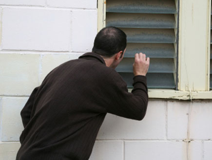 גבר מציץ מהחלון (צילום: istockphoto)