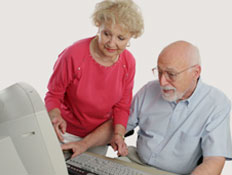 זוג מבוגרים מול המחשב - טיפים לפייסבוק (צילום: lisafx, Istock)