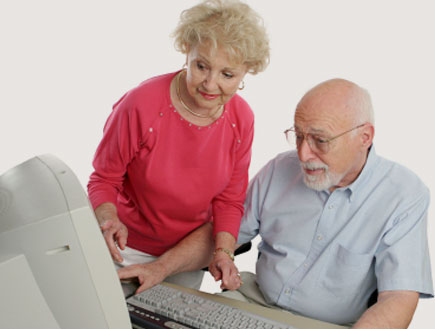 זוג מבוגרים מול המחשב - טיפים לפייסבוק (צילום: lisafx, Istock)