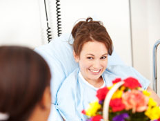 אישה מבקרת חברה בבית חולים (צילום: istockphoto)