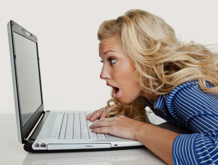 אישה מסתכלת במחשב - טיפים לפייסבוק (צילום: istockphoto)