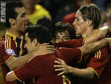 נבחרת ספרד חוגגת (רויטרס) (צילום: מערכת ONE)