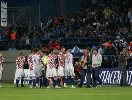 נבחרת קרואטיה חוגגת ברמת גן את ה-3:4 על ישראל (צילום: מערכת ONE)