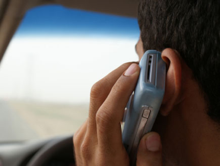 מדבר בטלפון בזמן נהיגה (צילום: istockphoto)