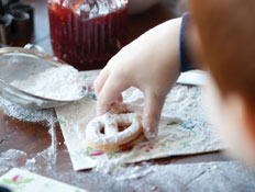 ילד מכין עוגיות חמאה (צילום: דן לב, על השולחן)