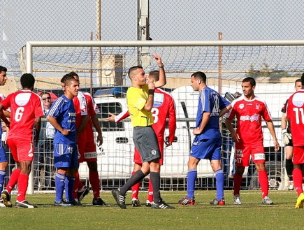 ניר עמר מוציא כרטיס אדום (קובי אליהו) (צילום: מערכת ONE)