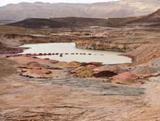 אגם החולות הצבעוניים בכתש רמון (יח``צ: הקרן לשיקום מחצבות)