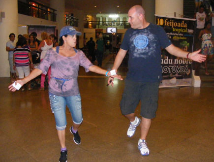 צביקה ומרגול רוקדים בברזיל