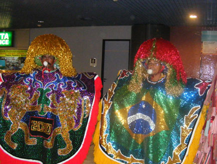 ברזילאים בתלבושות נוצצות