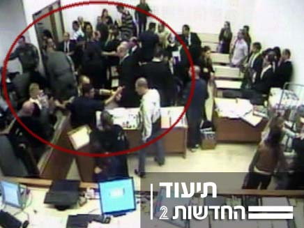 עלי קראג'ה תוקף מאבטחת בבית המשפט (צילום: חדשות 2)