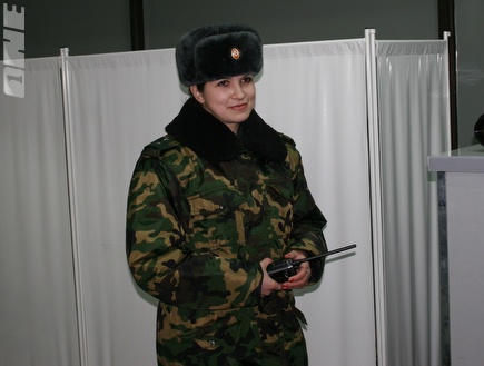 חיילת רוסייה בביקורת הדרכונים (רועי גלדסטון) (צילום: מערכת ONE)