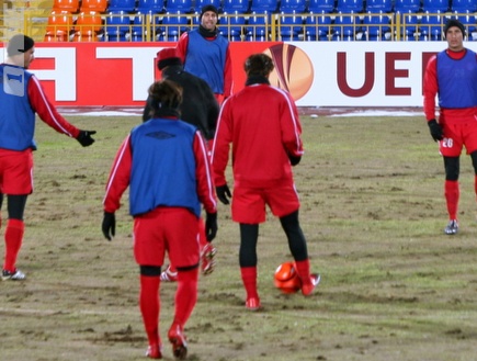 שחקני הפועל עם הכדור האדום באימון המסכם (רועי גלדסטון) (צילום: מערכת ONE)