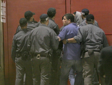 שוטרים מוציאים כמה מאוהדי ב&"ש מחוץ לתחומי האצטדיון (דרור עינב) (צילום: מערכת ONE)