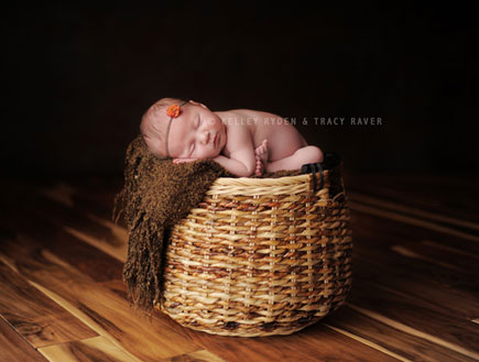 תינוק ישן על הסלסלה (צילום: © Ryden-Raver LLC)