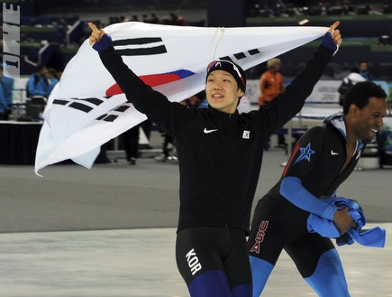 מו טאי-בום עם דגל דרום קוריאה (רויטרס) (צילום: מערכת ONE)
