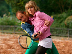 מלמד אותה טניס (צילום: istockphoto)
