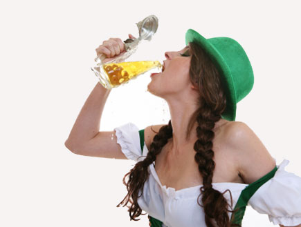 בחורה מחופשת שותה בירה -אנשים מחופשים (צילום: bobbieo, Istock)