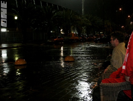 אוהדי הפועל תל אביב על רקע הגשם מחוץ לבלומפילד, הערב (אמיר לוי) (צילום: מערכת ONE)