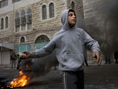 האם צה"ל מתעלל בקטינים פלסטינים? (צילום: AP)
