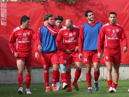 שחקני הפועל באימון. מתאמנים בקושי (רועי גלדסטון) (צילום: מערכת ONE)